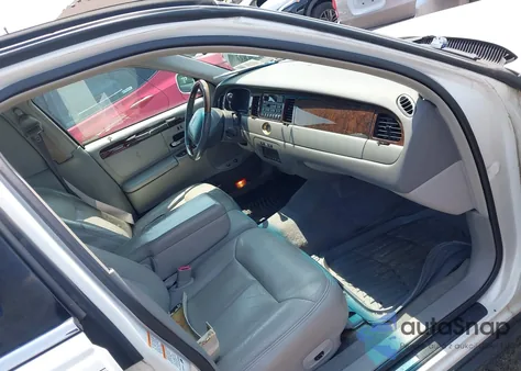 2000 Lincoln Town Car Cartier from USA, damaged, VIN 1LNHM83W2YY923563